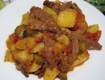 Как приготовить азу из говядины с огурцами и подливкой