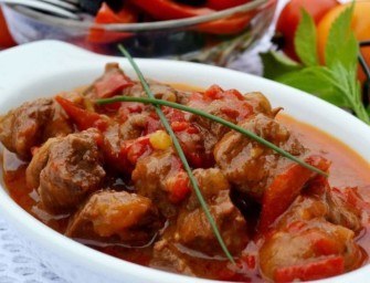Гуляш из говядины с подливкой